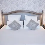 Chateau De Montabert Bed & Breakfast 4*
