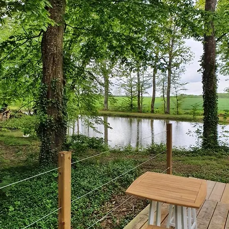 Chateau De Montabert Bed & Breakfast 3*