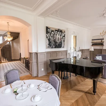 Chateau De Montabert Bed & Breakfast