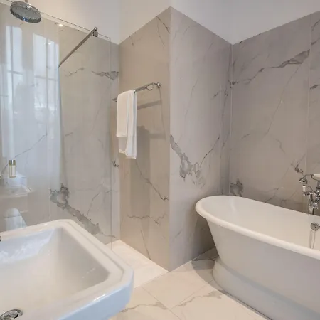 Chateau De Montabert Bed & Breakfast 4*