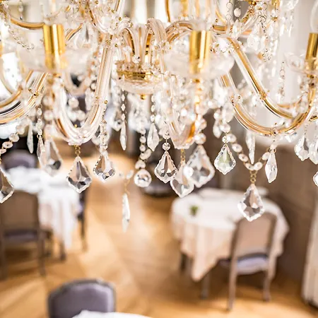 Chateau De Montabert Bed & Breakfast 4*