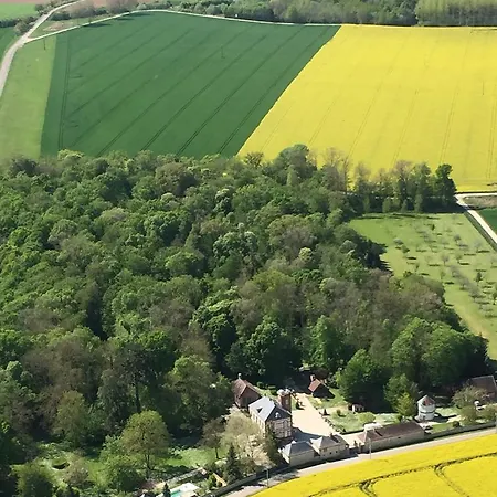 Chateau De Montabert 4*