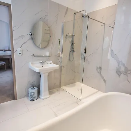 Chateau De Montabert Bed & Breakfast