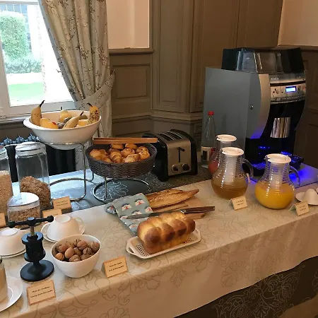 Frühstückspension Chateau De Montabert 3*