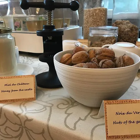 Chateau De Montabert Bed & Breakfast