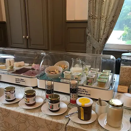 Chateau De Montabert Bed & Breakfast