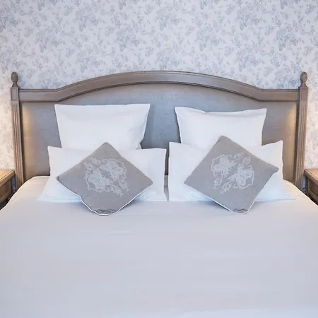 Chateau De Montabert Bed & Breakfast 4*