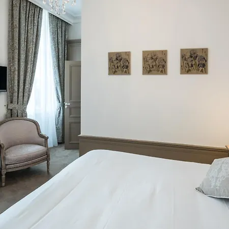 Chateau De Montabert 4*