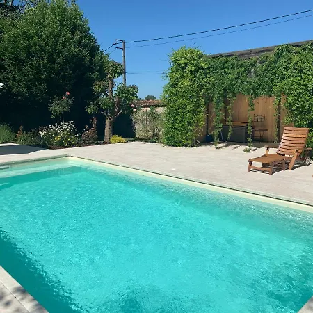 Chateau De Montabert Bed & Breakfast