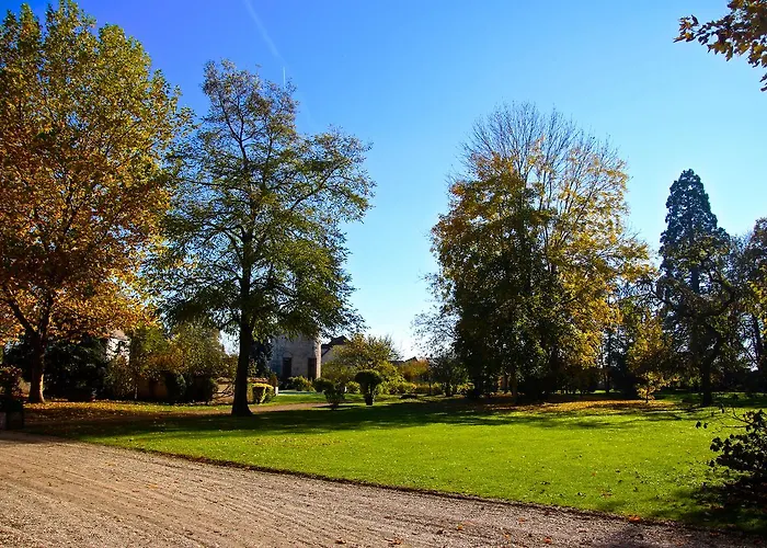 Chateau De Montabert 4* Montaulin