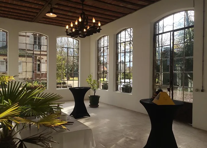 Chateau De Montabert Frühstückspension 4*