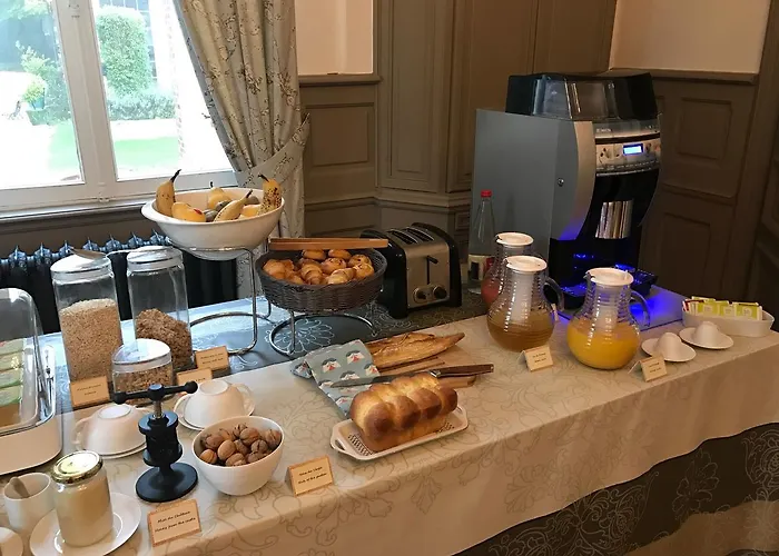 فندق مبيت وإفطار Chateau De Montabert 4*