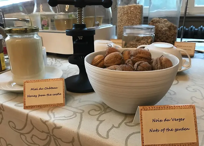 Chateau De Montabert فندق مبيت وإفطار