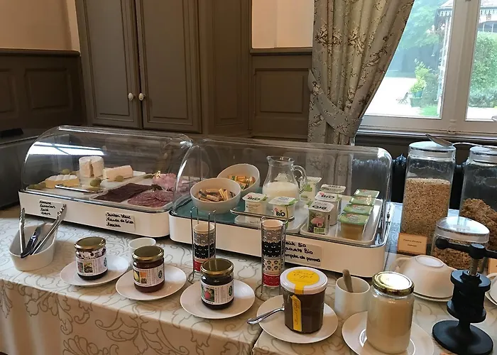 Chateau De Montabert فندق مبيت وإفطار