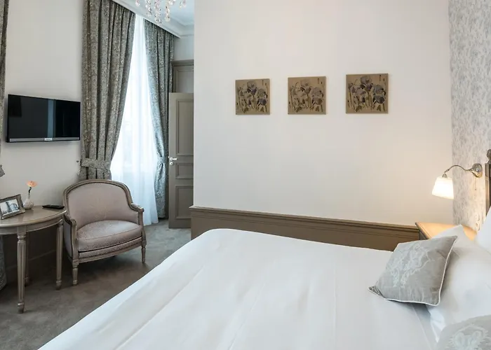 Chateau De Montabert 4*